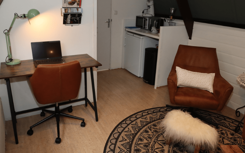 Kamer zitje, bureau en ijskast Zitkamer